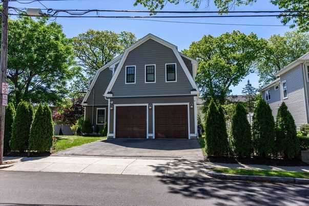 Attached, Exterior, Facade, Queen Anne Victorian