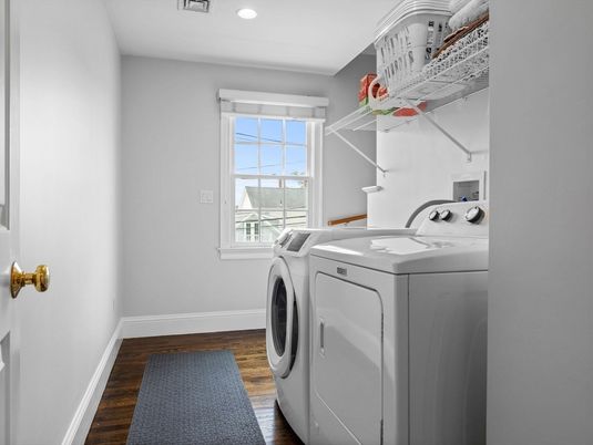 Interior, Recessed Lighting, Washer, Wood Texture Flooring