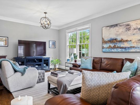 Chandelier, Interior, Living room