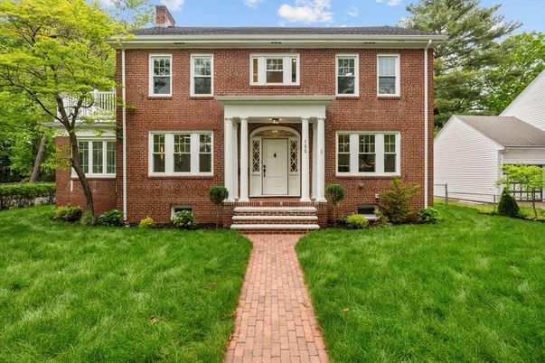 Exterior, Facade, Brick Facade, Georgian