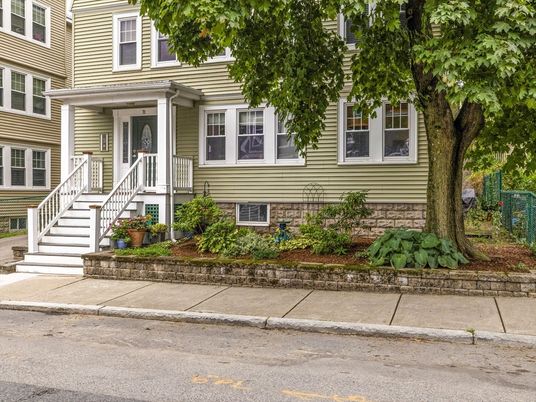 Exterior, Facade, Rowhouse