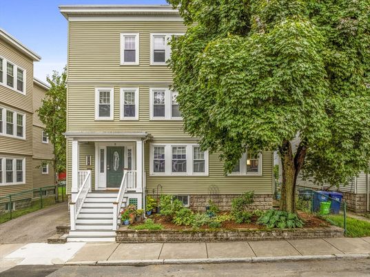 Exterior, Facade, American Foursquare