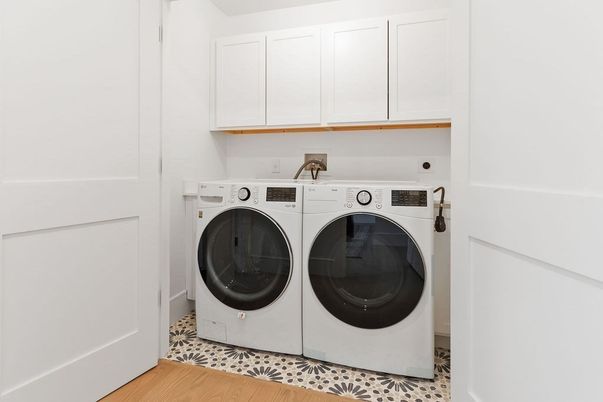 Interior, Washer, Wood Texture Flooring