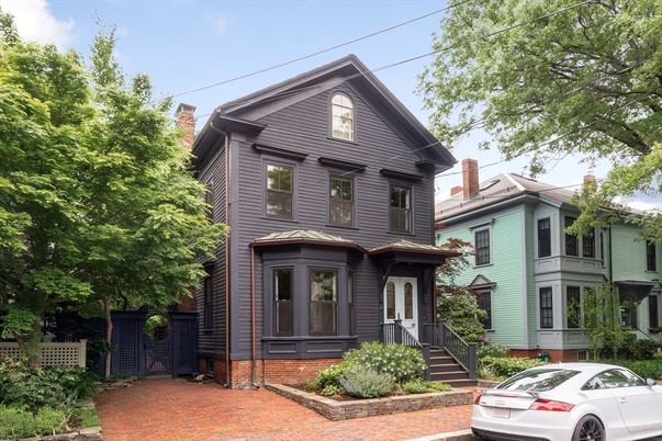 Exterior, Facade, Queen Anne Victorian
