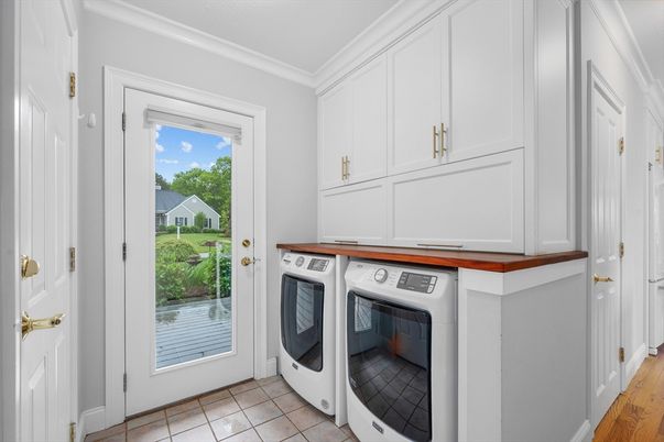 Interior, Washer, Wood Texture Flooring