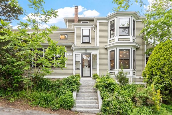 Exterior, Facade, Queen Anne Victorian