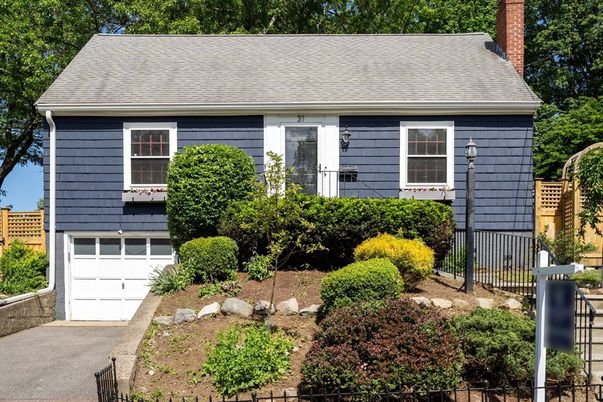 Attached, Exterior, Facade, Cape Cod