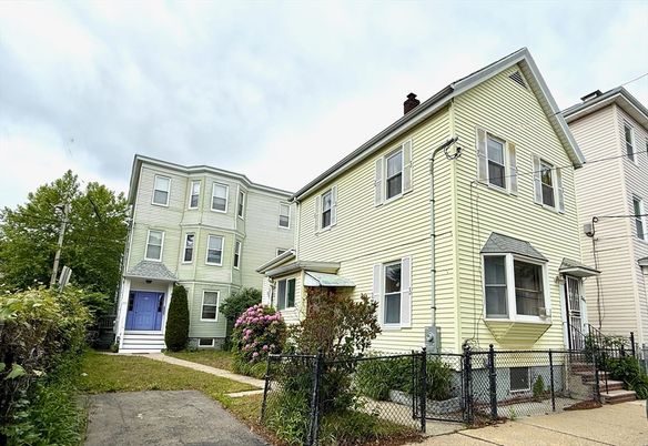 Exterior, Facade, Rowhouse