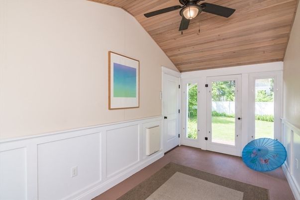 Empty room, Interior, Wooden Ceilings