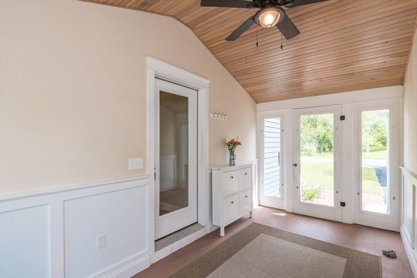 Empty room, Interior, Wooden Ceilings