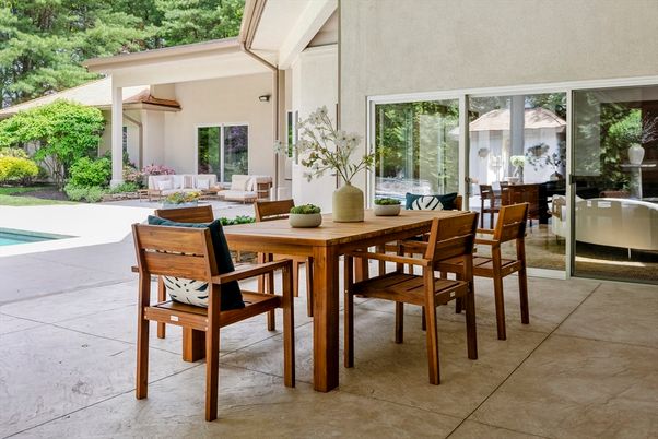 Dining room, Exterior