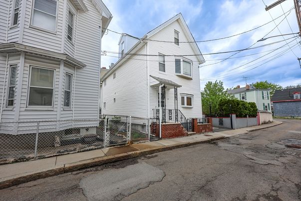 Exterior, Facade, Rowhouse