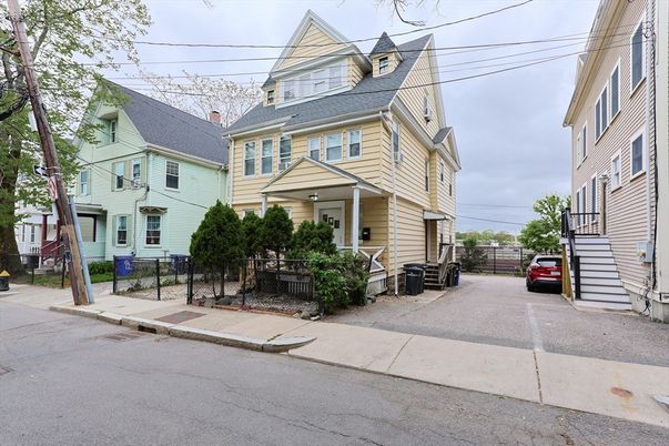 Exterior, Facade, Queen Anne Victorian