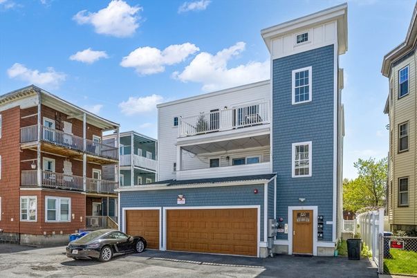 Attached, Exterior, Facade, Rowhouse