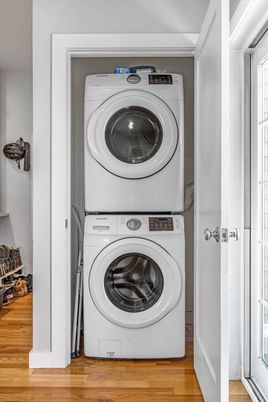 Interior, Utility Closets, Washer, Wood Texture Flooring