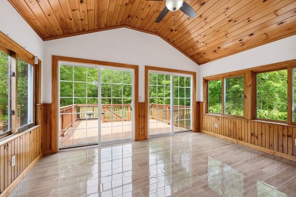 Empty room, Interior, Wooden Ceilings