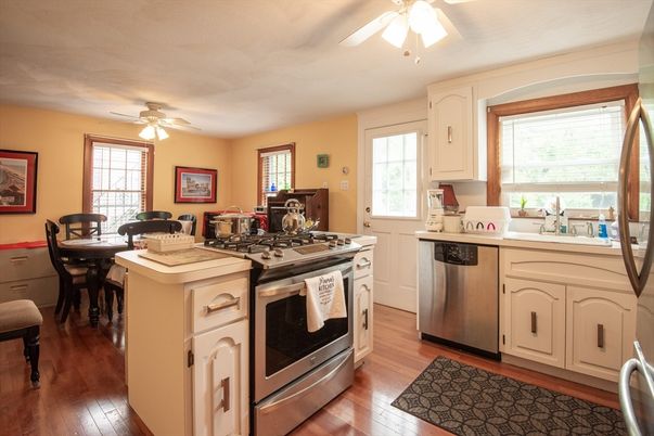 Dining room, Interior, Kitchen, Stainless Steel Appliances, Wood Texture Flooring