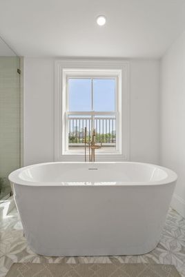 Bathroom, Free Standing Baths, Interior, Recessed Lighting, Water