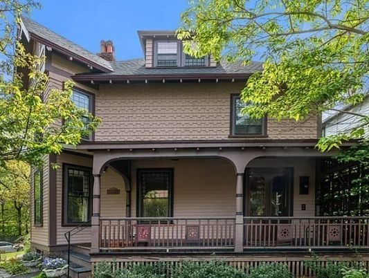 Exterior, Facade, American Foursquare