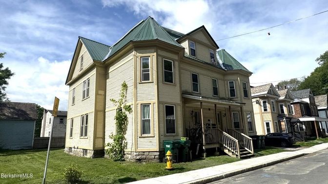 Exterior, Facade, Queen Anne Victorian