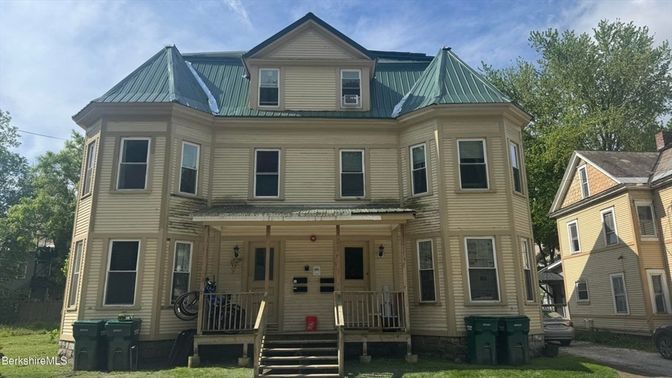 Exterior, Facade, Queen Anne Victorian
