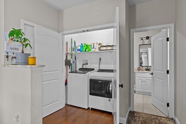 Interior, Washer, Wood Texture Flooring
