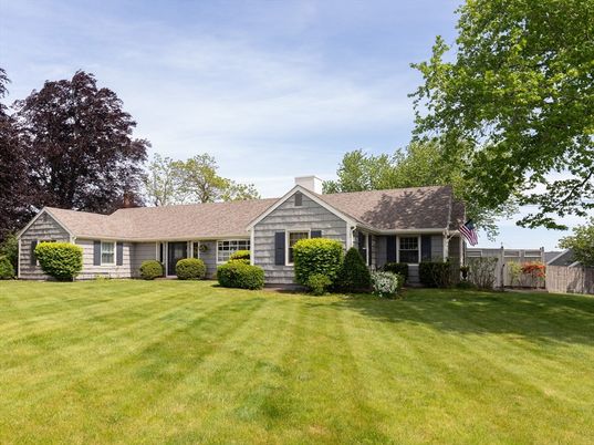Backyard, Exterior, Facade, Ranch