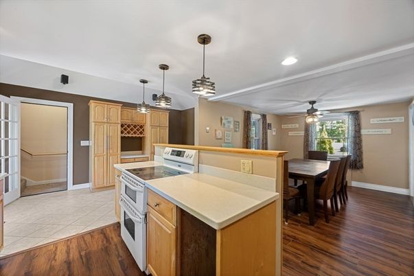 Dining room, Interior, Kitchen, Pendant Lights, Recessed Lighting, Wood Texture Flooring