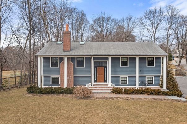 Exterior, Facade, Raised Ranch