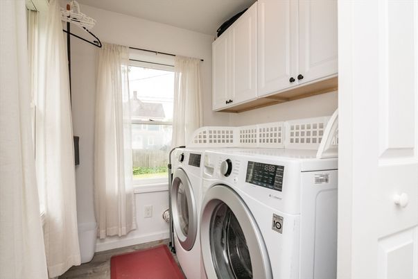 Interior, Washer, Wood Texture Flooring