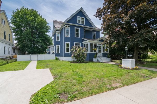 Exterior, Facade, Queen Anne Victorian