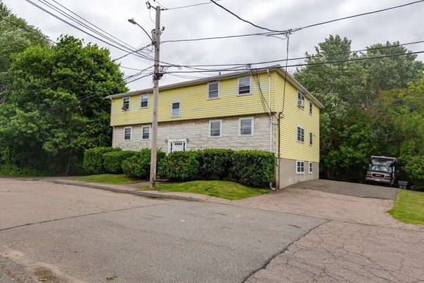 Exterior, Facade, Rowhouse
