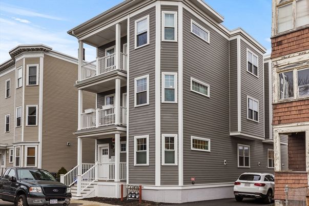 Exterior, Facade, Rowhouse