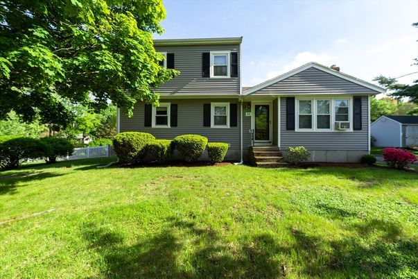 Backyard, Exterior, Facade, Split Level