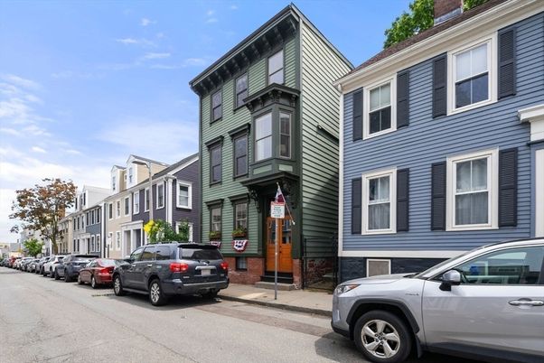 Exterior, Facade, Rowhouse