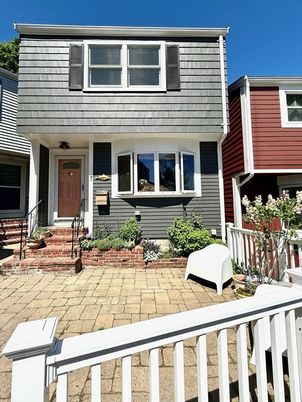 Exterior, Facade, American Foursquare