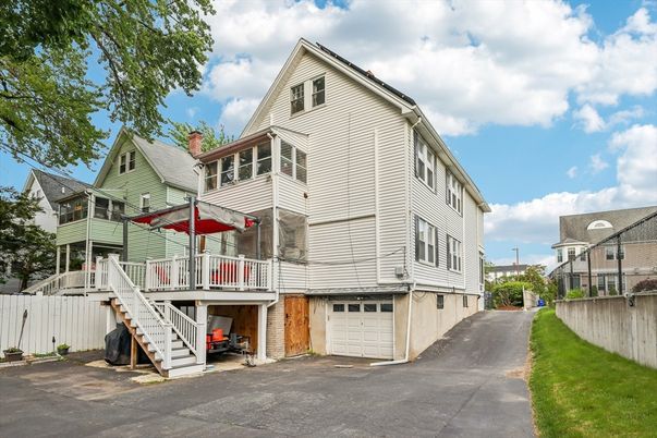Attached, Exterior, Facade, Queen Anne Victorian
