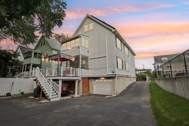 Attached, Exterior, Facade, Queen Anne Victorian