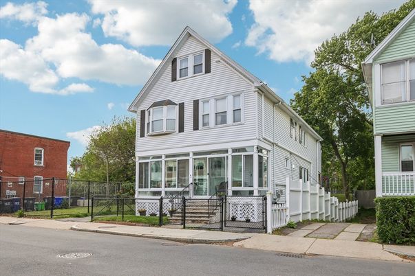 Exterior, Facade, Queen Anne Victorian