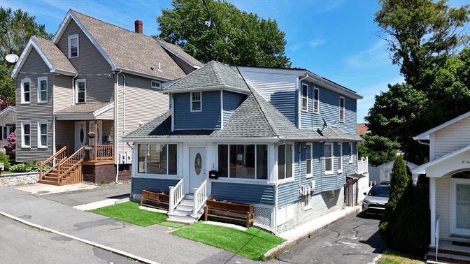 Exterior, Facade, Queen Anne Victorian