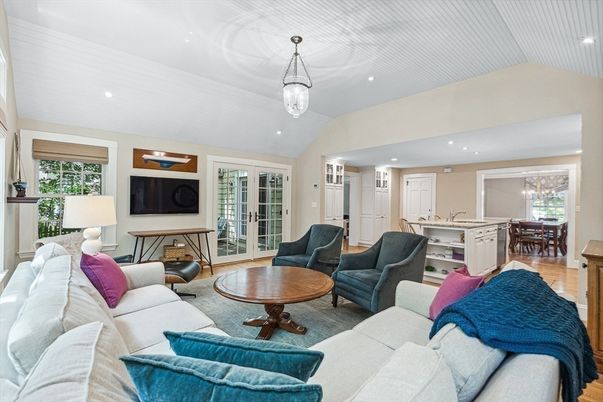 Dining room, Interior, Living room, Pendant Lights, Recessed Lighting, Wood Texture Flooring
