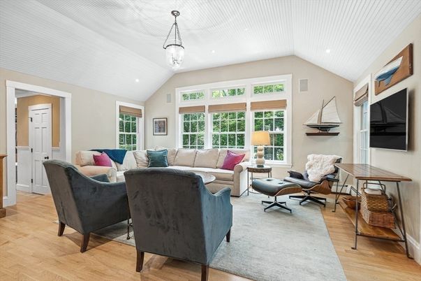Interior, Living room, Pendant Lights, Recessed Lighting, Wood Texture Flooring
