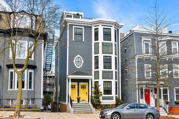 Exterior, Facade, Rowhouse