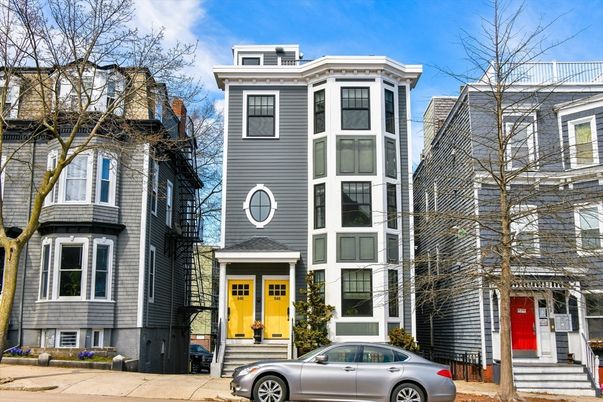 Exterior, Facade, Rowhouse