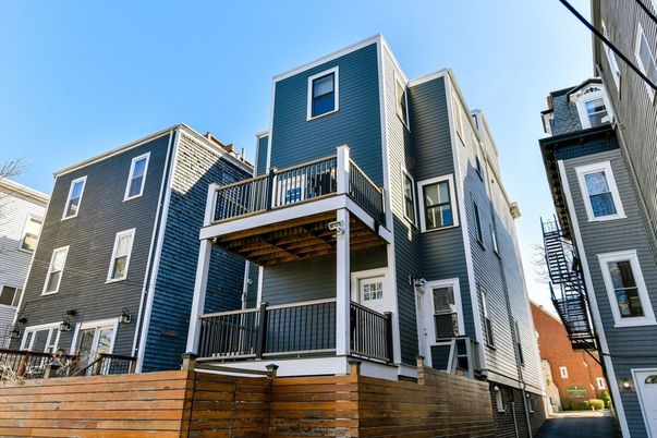 Exterior, Facade, Rowhouse