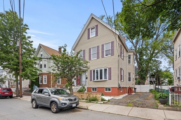 Exterior, Facade, Brick Facade, Queen Anne Victorian