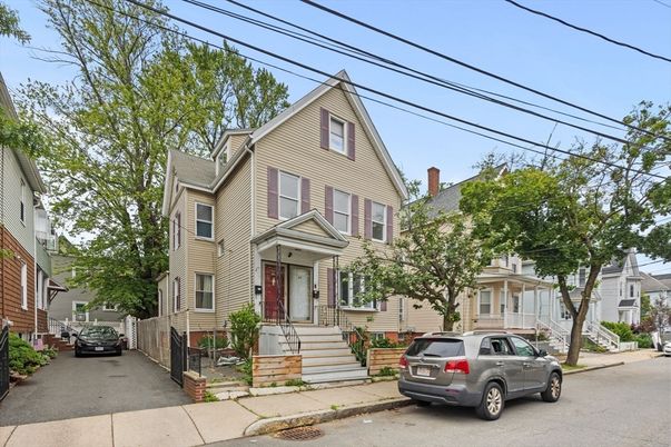 Exterior, Facade, Queen Anne Victorian