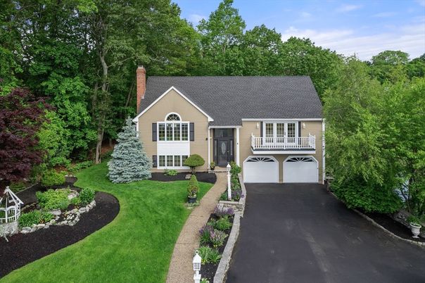 Attached, Exterior, Facade, Cape Cod