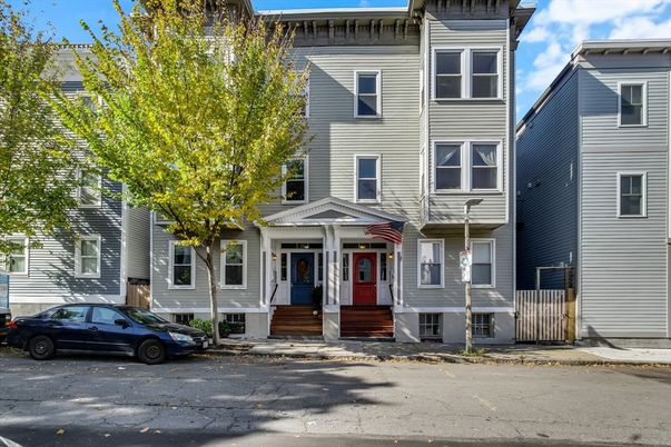 Exterior, Facade, Rowhouse