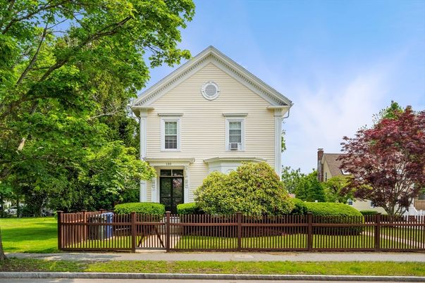 Exterior, Facade, Queen Anne Victorian